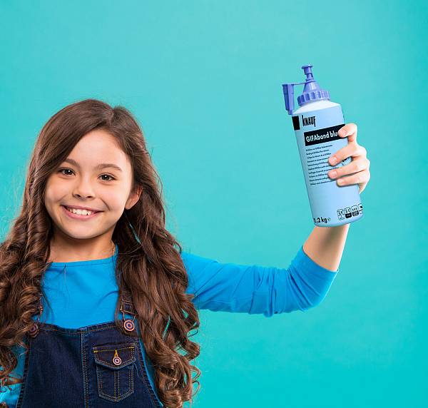 Junges Mädchen hält eine GIFAbond blue Flasche in der Hand und lächelt