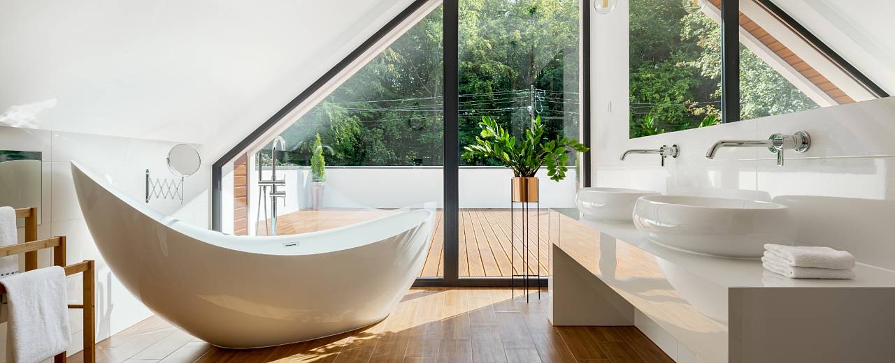 Modernes Badezimmer im ausgebauten Dachboden mit angrenzender Terrasse.