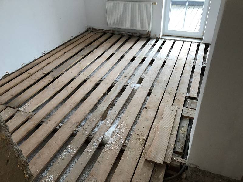 Freigelegter Unterboden mit Holzbohlen