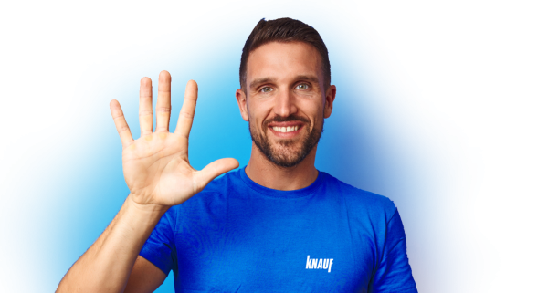 Fröhlicher  Mann in einem blauen T-Shirt mit weißem Knauf-Logo der die Hand mit ausgestreckten Fingern hochhält.