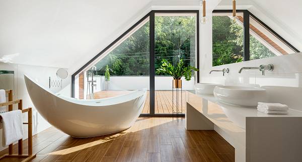 Modernes, schlichtes Badezimmer mit Badewanne im ausgebauten Dachgeschoss